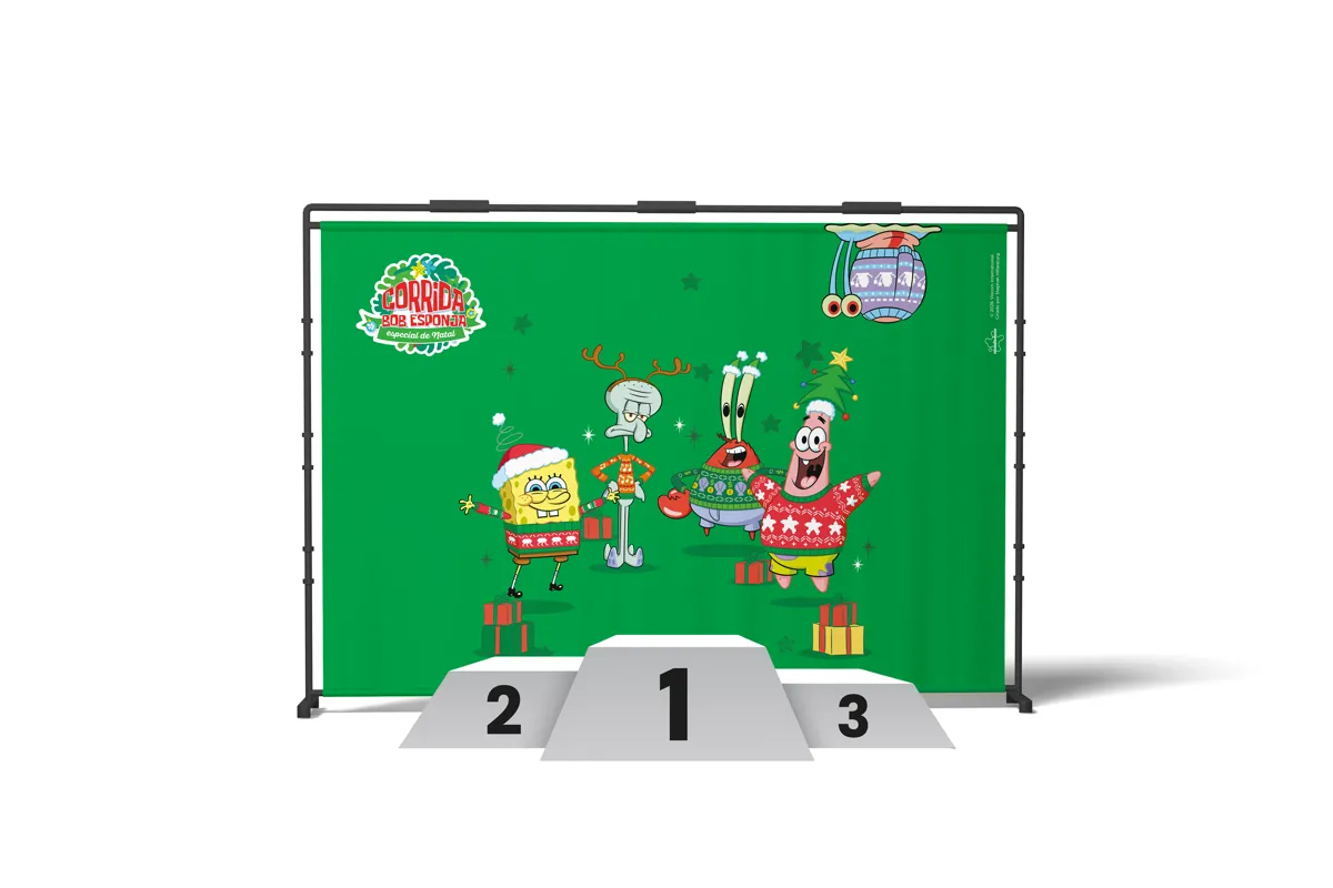 Pódio com painel da turma do Bob Esponja